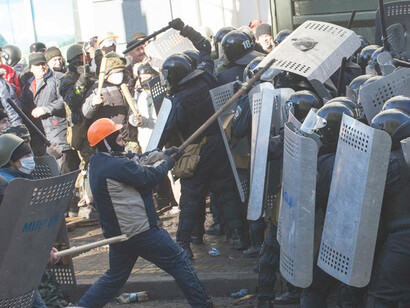 Ciudadanos se enfrentan a la policía ucraniana en las protestas del 2014 en Kiev, Ucrania