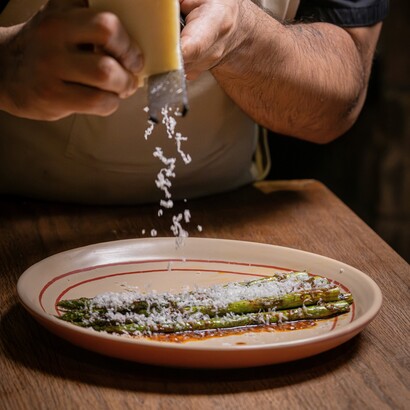 Scrivere di cibo oggi vuol dire prendere posizione, usando il linguaggio gastronomico come chiave per leggere il nostro tempo