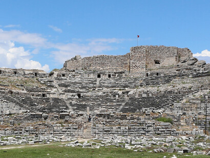 Lo esperado no se llega a cumplir y a lo inesperado los dioses le encuentran una salida.
Teatro griego antiguo en Mileto, Turquía