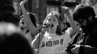 En la base de los procesos sociales definitorios de la cultura moderna está la crítica sin ambages contra toda suerte de dogmatismo, fanatismo o superstición 