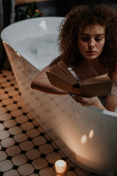 Leitura. No livro cabe os passos e os caminhos, as paisagens e personagens que constroem e vivem o cenário