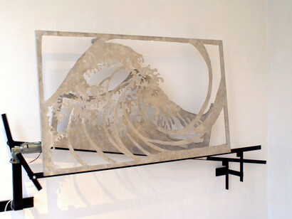 Frédéric Lecomte, Vague alarme, 2013, Aluminium, découpe plasma, acier, bois, moteur 24V DC, 244 x 250 x 40 cm © l’artiste