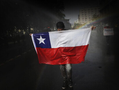 Hombre sostiene una bandera de Chile durante el 'Estallido Social' ocurrido en el año 2019
