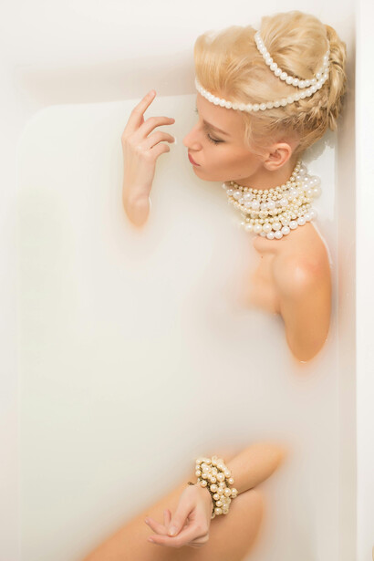 Donna con perle. Riflessioni sull'anima femminile: gioielli come simboli di forza e bellezza