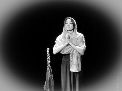 Helen Arden interprète La Tresse. Contrairement à ce que l’on pourrait croire, le choix des éléments du roman qui furent conservés dans la pièce s’est fait rapidement, instinctivement © Pierre Lamour