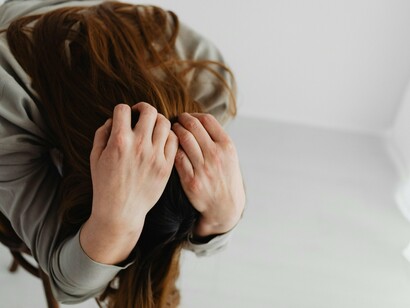 A violência doméstica também é cultural. Em muitas famílias, o ciclo de agressão se repete por gerações. A mulher que apanha do marido viu a mãe apanhar, a avó sofrer, as tias se calarem. Cresce acreditando que isso faz parte do amor, que o ciúme é prova de afeto, que o controle é cuidado


