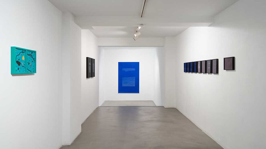 Varios artistas, With views to the garden (Con vistas al jardín), vista de exhibición. Cortesía de Sabrina Amrani  