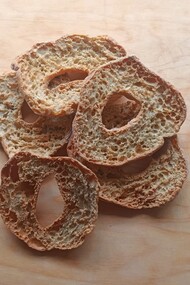 Le friselle, un tipico pane secco della tradizione italiana, sono un alimento base nella dieta mediterranea grazie alla loro semplicità e versatilità