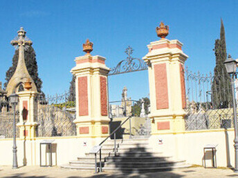 Las calles adyacentes, hay hipogeos y capillas de segunda y tercera categoría. Después, algo apartados, sencillos nichos en muros. Cierra y puerta de acceso al cementerio modernista de Lloret de Mar 1901, (Selva-Cataluña), (1901).España