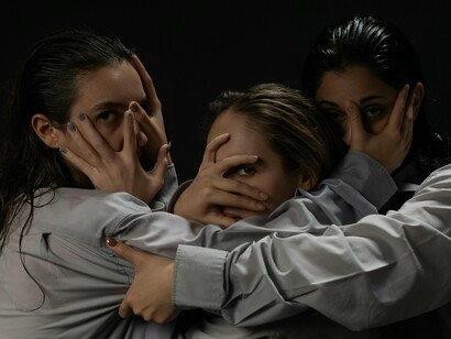 Grupo de mulheres. Cada vez que tentamos nos dissolver para agradar o outro, perdemos partes essenciais de quem somos