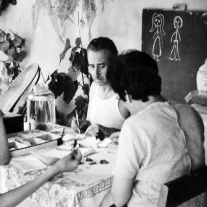 Don Paco y doña Isabel preparando el material recolectado