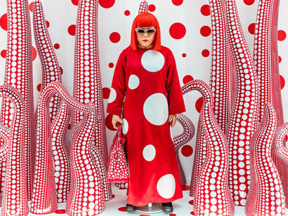 Manequí de Yayoi Kusama en una de sus instalaciones para promocionar su colaboración con Louis Vuitton