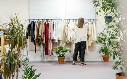 Mulher escolhe roupas em uma arara de loja. Mais do que estilo, cada escolha revela valores e um novo olhar sobre o consumo consciente. Entre peças e possibilidades, a decisão vai além da estética. Consumir moda hoje também é um ato de responsabilidade