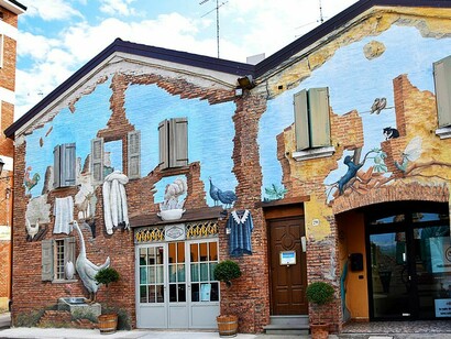 San Giovanni in Persiceto, murales in piazzetta, Bologna, Italia