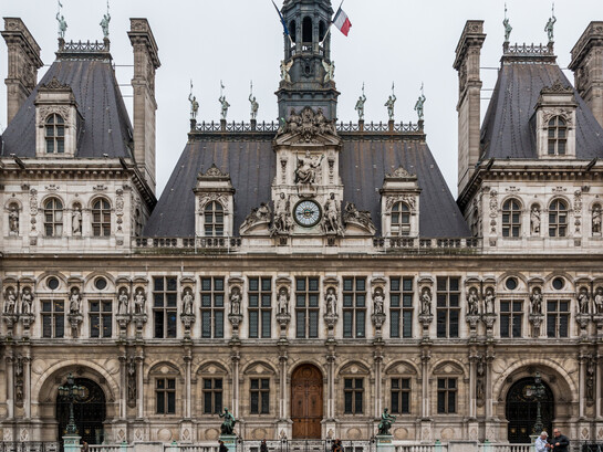 Façade de l’Hôtel de Ville de Paris, symbole de l’administration municipale et du fonctionnement du service public en France
