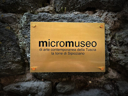 Placa oficial del MicroMuseo de Arte Contemporáneo de la Tuscia, Italia