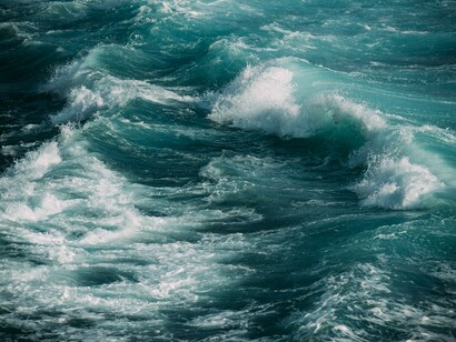 Mare mosso. L’Agenda 2030 per lo sviluppo sostenibile è un insieme di linee guida e di azioni firmato nel settembre 2015 dai governi di 193 Paesi membri dell’ONU: l'Obiettivo 18 riguarda la salute dei mari