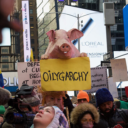 El futuro del progresismo dependerá de su capacidad para renovar sus partidos, recuperar el vínculo con la sociedad y responder a las demandas de un mundo en cambio. Protestas en Times Square, Nueva York, Estados Unidos, 3 de enero de 2026