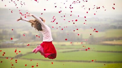 Uma criança jogando flores