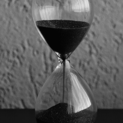 Il contrattempo è una frattura nel tempo che può trasformarsi in occasione, in soglia tra perdita e scoperta