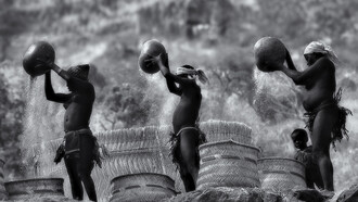 Camerun  – Donne di etnia Koma al lavoro nei pressi di un villaggio sui Monti Alantika - Ph Sergio Pessolano