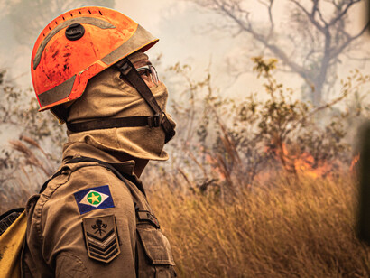 Bombero brasileño combate los incendios de Mato Grosso (Brasil), una de las manifestaciones del cambio climático global
