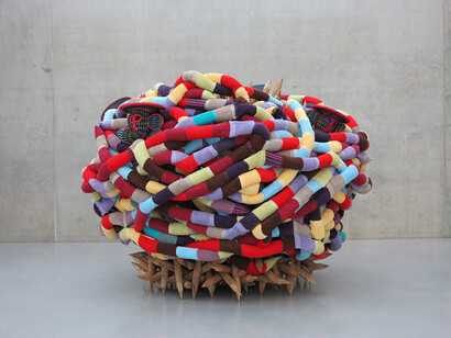 Pascale Marthine Tayou, Africonda – series, 2014 , Wash cloth, mask, dry hay, wood , Photo: Lorenzo Fiaschi, Courtesy : Galleria Continua, San Gimignano / Beijing / Les Moulins