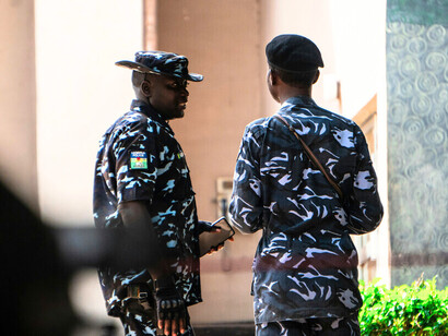 Les regards tournés vers la lumière symbolisent l’attente de justice dans un pays suspendu entre espoir et répression