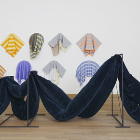 Vue de l’exposition Flatland / Abstractions narratives #2, 07.10.2017 - 15.04.2018,
Mudam Luxembourg

Avant-plan :

Laëtitia Badaut Haussmann
l'Amour est plus froid que la mort, 2015
Acier et aluminium, velours, mousse
237 x 450 x 144 cm
Courtesy de l’artiste et Galerie Allen, Paris

Arrière-plan :

Sonia Kacem
Sans titre (orange, feu), 2016
Sans titre (violet), 2016
Sans titre (turquoise), 2016
Sans titre (rose et gris), 2016
Sans titre (blanc), 2016
Sans titre (coquillage), 2016
Sans titre (mocca), 2016
Sans titre (bleu), 2016
Sans titre (beige), 2016
Tissu de marquise, bois
Dimensions variées
Courtesy de l’artiste et Galerie Gregor Staiger, Zurich

© Photo : Aurélien Mole / Mudam Luxembourg

