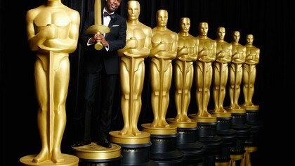 Chris Rock posa entre estatuillas de los Oscar