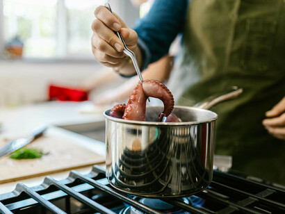 Polpo immerso in pentola per la cottura