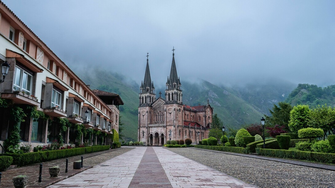 Basílica de Santa María la Real de Covadonga en Asturias, España