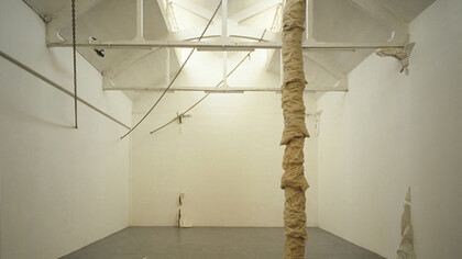 Federico De Leonardis, Carcere d'invenzione I, cera e catene, installazione ambientale, 1986