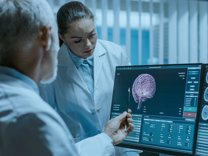 Neurocientíficos trabajando. La tarea central de las neurociencias es la de intentar explicar cómo funcionan millones de neuronas en el encéfalo para producir la conducta, y cómo a su vez estas células están influidas por el medio ambiente