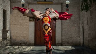 Nós somos mais que influência, somos afirmação de presença. Por décadas, a América Latina foi observada com uma lente estereotipada, como uma terra de cores fortes, gestos exagerados e elementos “exóticos” que serviam de inspiração para coleções temáticas e de verão. Lembro bem de ver coleções europeias que “homenageavam” o Brasil, a Colômbia ou o México com símbolos caricatos, sem nenhuma conexão real com os significados por trás daqueles elementos.  E por vezes o Brasil também fez isso para vender para gringo, geralmente peças de alto valor