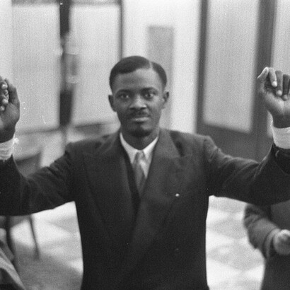 Der Kongo erlangte 1960 seine Unabhängigkeit von Belgien, wo Patrice Lumumba, ein nationalistischer Führer, die Wahlen gewann und zum Premierminister ernannt wurde. Bild: Patrice Lumumba in Brussel. Aufnahme um Januar 1960