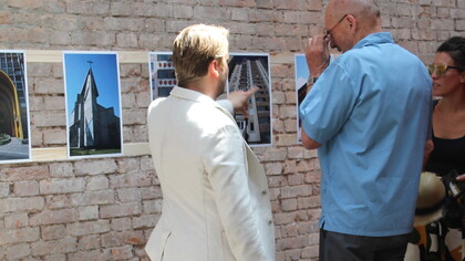 Discussões sobre modernismo jugoslavo com Rem Koolhas. Fotografia de Marine Drezet