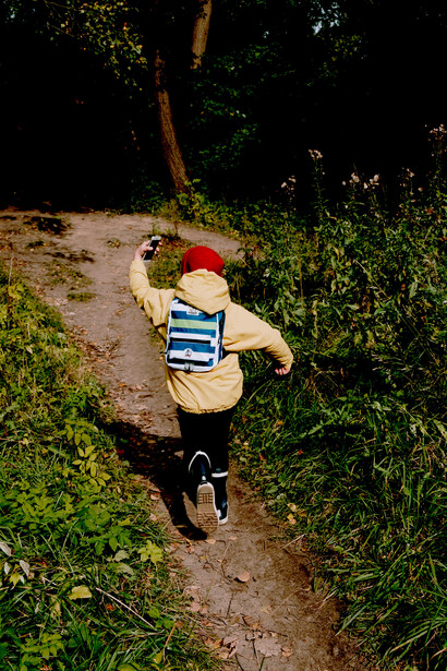 Enfant courant dans la nature. Décrocher semble être en effet le mot-clé et la principale difficulté dans une vie de tortue