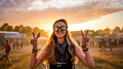 Uma jovem tão contente em uma rave