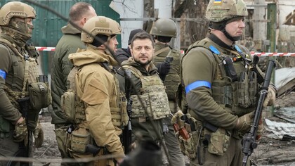 Der ukrainische Präsident Wolodymyr Selenskyj in Bucha, in der Nähe von Kiew, Ukraine