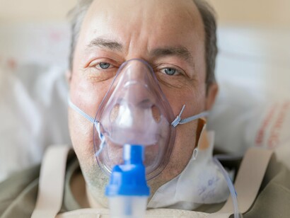 O corpo deles luta de um jeito que não aparece nos livros. Luta em silêncio, por dentro. O peito sobe e desce como se estivesse carregando um peso que ninguém vê. Os lábios ficam secos. A pele perde a cor. Os olhos pedem ajuda mesmo quando a boca não consegue