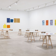 Azucena Vieites, Alrededor del mundo, vista de exhibición. Cortesía del Museo Patio Herreriano