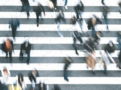 Multidão na Passadeira. Não há urgência maior do que o tempo de espera