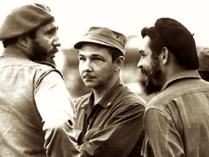 Fidel y Raúl Castro con el Che Guevara