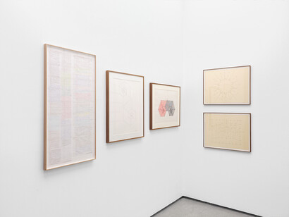Esther Ferrer, Isidoro Valcárcel y Tom Johnson, En un océano infinito de números, nadar o hundirse en la lógica, vista de exhibición. Cortesía de 1 Mira Madrid