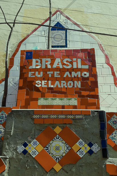 A Escadaria Selarón se tornou famosa em todo o mundo, atraindo a atenção de artistas e celebridades para o Rio de Janeiro, Brasil