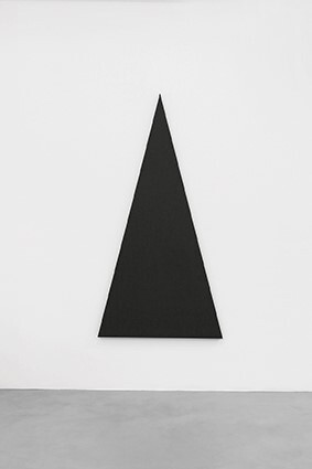 Alan Charlton 2014, Triangle Painting, 2014, Acrilico su tela, 216x108 cm, Courtesy A arte Invernizzi, Milano, Foto Bruno Bani, Milano
