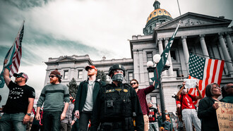 Grupo de manifestantes toman las afueras del capitolio el 6 de enero de 2021 en Washington D.C., EE.UU.