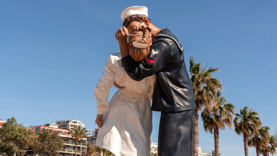 Estátua de marinheiro em encontro romântico no porto onde os navios atracaram