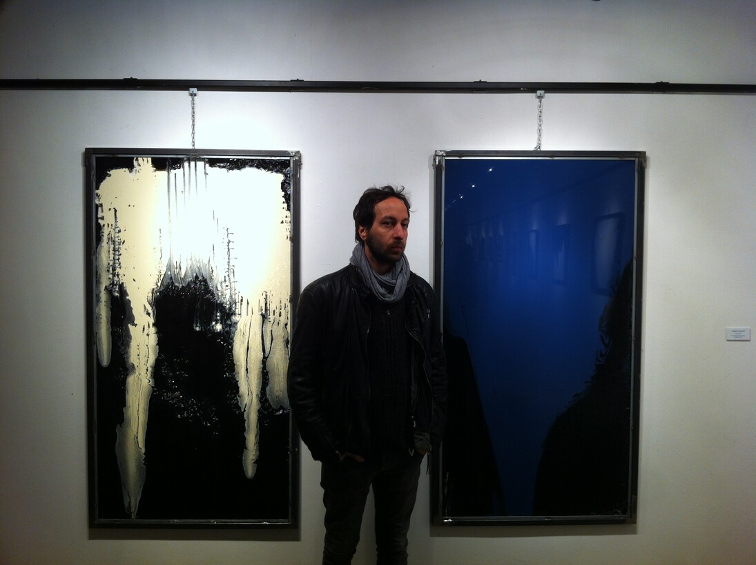 Stefano Frascarelli davanti a due lavori "senza titolo" cm 150x80 ciascuno, smalto su plexiglass